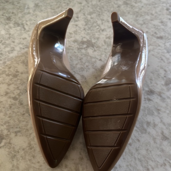 Bandolino Beige Pump - Picture 3 of 4